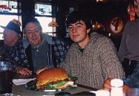 Никогда не понимал таких бургеров. Заказали с женой как-то раз. Его есть, разве только ножом резать. В итоге получается каша из булки, мяса и салата с соусом. Совсем не прикольно.