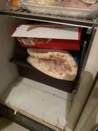 Какой чудно засраный холодильник! 
Если бы я подобное увидел у своей подруги, она бы очень быстро перешла в разряд "бывшая"