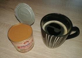 направление крышки и ручки чашки - этио не для "перфекциониста" - бесит )) ..да и линии на столе не совпадают с общим направлением ))