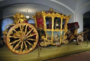 Царская карет весила около 3 тонн, тянули ее 3-6 лошадок.