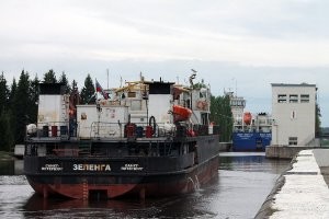 Если приглядеться, то в кормовой якорной нише можно увидеть шток якоря. У судна по носу "Зеленги" отчётливо видна кормовая ниша с якорем.