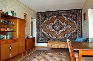 Вот такой висел у меня в спальне и перед сном я на нем такие изображения находил что по версии современных психиатров я тогда уже был полным шизофреником :)) . Ковры у нас были местные алма-атинской фабрики . Самое что не любил это зимой в 7 утра тащить их в двор и вначале засыпать снегом потом бегать по ним а дальше на турнике или заборе детского садика выбивать , зато когда домой заносил от них пахло свежестью и вот это всегда нужно было делать под НГ :)