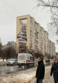 Там небо и некоторые отражения нарисованы хром-краской (типа зеркала), из за чего, в любую погоду небо там реальное.  Как в первый раз из окна такси увидел, решил, что пора завязывать...