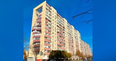 Там небо и некоторые отражения нарисованы хром-краской (типа зеркала), из за чего, в любую погоду небо там реальное.  Как в первый раз из окна такси увидел, решил, что пора завязывать...