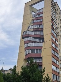 Там небо и некоторые отражения нарисованы хром-краской (типа зеркала), из за чего, в любую погоду небо там реальное.  Как в первый раз из окна такси увидел, решил, что пора завязывать...