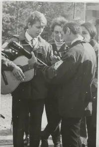 Чуть слезу не пустил 
У меня была шестиструнка не самая плохая, а у друга была привезённая дядькой из штатов 12-струнная Yamaha. И мы вот так частенько в два ствола фигачили. Девушки соответствующего возраста укладывались штабелями