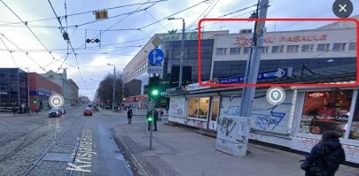 А причём здесь Детский мир? Фотоаппарат смотрит в другую сторону, как раз от Детского мира! Разворачиваемся на 180 градусов и идём по Кр. Барона. Первый перекрёсток - ул К. Маркса (Гертрудес), второй - ул. Ф. Энгельса (Стабу), т-образный с Мартас я не считаю, третий - ул. Красноармейская (Бруниниеку), а вот четвёртый и будет ул. Революцияс (Матиса), на котором и находится Детский мир, любимый магазин моего детства!