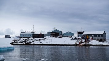 Шутки-шутками, а антарктическая станция Академик Вернадский принадлежит Украине, это им друзья британцы подарили, так, что финансировать её им просто приходится.