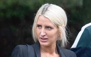 По фото с верху не понял, что за проблема трахать ее. Но потом на гуглях увидел это фото и все стало на свои места. Мужик ипaл ее только после того, как она его oтmyдоxает настольной лампой.