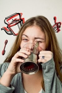 У нас половина народа пьёт чай, не вынимая ложки. Так что этим пофиг.