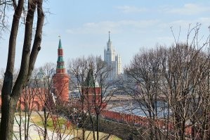 Отчего ж... Любому доступно - Тайницкий сад... 
В Александровском саду  у Кутафьей башни кассы, покупаешь билеты и - алга! На входе обыск, рентген, металлоискатели, собаки на наркоту и взрывчатку, УЗИ, МРТ, анальное зондирование инопланетной аппаратурой... И гуляй сколько хочешь до 18:00 и кроме четверга... 
Фото кликабельны.
1. Кассы
2-3. Тайницкий сад. Точка та же, что на снимке ранее, направления другие.