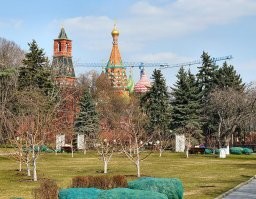 Отчего ж... Любому доступно - Тайницкий сад... 
В Александровском саду  у Кутафьей башни кассы, покупаешь билеты и - алга! На входе обыск, рентген, металлоискатели, собаки на наркоту и взрывчатку, УЗИ, МРТ, анальное зондирование инопланетной аппаратурой... И гуляй сколько хочешь до 18:00 и кроме четверга... 
Фото кликабельны.
1. Кассы
2-3. Тайницкий сад. Точка та же, что на снимке ранее, направления другие.