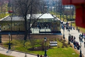 Отчего ж... Любому доступно - Тайницкий сад... 
В Александровском саду  у Кутафьей башни кассы, покупаешь билеты и - алга! На входе обыск, рентген, металлоискатели, собаки на наркоту и взрывчатку, УЗИ, МРТ, анальное зондирование инопланетной аппаратурой... И гуляй сколько хочешь до 18:00 и кроме четверга... 
Фото кликабельны.
1. Кассы
2-3. Тайницкий сад. Точка та же, что на снимке ранее, направления другие.