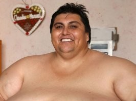 Это вооще кто?  И к чему это здесь? Потому, что автору так захотелось... 
Ну раз тебя это забавляет, от себя добавлю...
Мануэль Урибе
Под тяжестью обстоятельств. Как живут люди весом в 500 кг?

почитай, пригодится...
