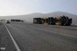 по 2 полосы в каждом направлении
парой - это как жених и невеста, "под ручку"
тяжелый принимает на себя боковой удар ветра в 50 м\с, пустой - оказывается в воздушном "кармане", и его не кладет набок
даже ночевать стараются так.....
хороший порыв перевернет и стоячего