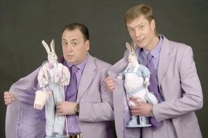 Ангорский  кролик умывается