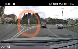 Вот и мы и пришли к простому выводу, что кроссовер прав. 
Отсутствие или наличие разметки на участке где скругление не имеет значения. Как в пдд написано, что то типа мысленно поделите дорогу на полосы по ширине и все такое. 
НО безусловно это не отменяет криворукость дорожников и ГИБДДшников и идиотизм наличия таких перекрестков без четкой внятной и понятной схемы движения и разметки со стрелками. Что и привело к этой аварии. Отсутствие внятной разметки, которую люди должны додумывать, это неправильно конечно.
Схема проезда вроде и есть и здравые люди разберутся, но думаю половина людей в суете на ходу  запутаются, начнут путать это с круговым движением, путать кто кому уступает и кому куда перестраиваться.  Безусловно это нехороший перекресток и за него по голове надо надавать кто так его сделал. 
Движение должно быть интуитивно понятным! А тут простой человек на ходу и не поймет что и как.  
И да. Запрещающих знаков прямых ехать по встречке налево нет, но есть знаки стрелки синие вправо перед каждым заездом, видимо считают этого достаточно, чтобы было понятно направление движения. Ну вроде и достаточно. При такой схеме сложно поехать не в ту сторону.