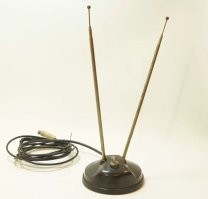 Как вариант, но ещё в помещении не всегда уверенная зона приёма (соотношение сигнал/шум) 

с такой антенной нужно было узимут и улог места искать для устойчивого приёма