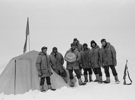История в фотографиях.
Фото: Василий Михайлович Песков, 31 мая 1979 г. Северный полюс.
В.М. Песков - многолетний обозреватель «Комсомолки», ведущий ТВ-программы «В мире животных», первооткрыватель староверской семьи Лыковых.
Николай Дроздов, с которым вместе Василий Песков вёл программу «В мире животных», называл его своим учителем. И это при том, что за плечами у журналиста была только школа да курсы киномехаников. Полное собрание сочинений Василия Пескова составляет 24 тома.

Ровно 45 лет назад, 31 мая 1979 года, на Северном полюсе завершилась полярная научно-спортивная экспедиция газеты «Комсомольская правда». Семь советских полярников впервые в истории преодолели ледяную пустыню на лыжах. До Северного полюса они добрались за 77 дней, оставив за спиной полторы тысячи километров. За их подвигом следил весь Советский союз.