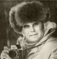 История в фотографиях.
Фото: Василий Михайлович Песков, 31 мая 1979 г. Северный полюс.
В.М. Песков - многолетний обозреватель «Комсомолки», ведущий ТВ-программы «В мире животных», первооткрыватель староверской семьи Лыковых.
Николай Дроздов, с которым вместе Василий Песков вёл программу «В мире животных», называл его своим учителем. И это при том, что за плечами у журналиста была только школа да курсы киномехаников. Полное собрание сочинений Василия Пескова составляет 24 тома.

Ровно 45 лет назад, 31 мая 1979 года, на Северном полюсе завершилась полярная научно-спортивная экспедиция газеты «Комсомольская правда». Семь советских полярников впервые в истории преодолели ледяную пустыню на лыжах. До Северного полюса они добрались за 77 дней, оставив за спиной полторы тысячи километров. За их подвигом следил весь Советский союз.