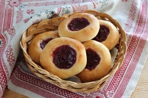 Русским ватрушкам сотни лет.... 
Считается, что первые ватрушки появились еще в Древней Руси во времена язычества и по возрасту своего происхождения значительно опережают даже блины.