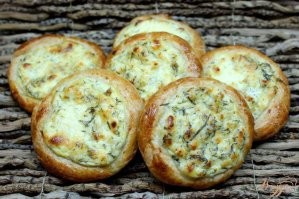 Русским ватрушкам сотни лет.... 
Считается, что первые ватрушки появились еще в Древней Руси во времена язычества и по возрасту своего происхождения значительно опережают даже блины.