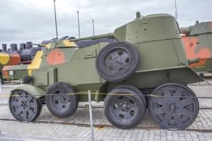 Мужчина сделал из своего авто самодельный поезд: теперь вся железная дорога к его услугам