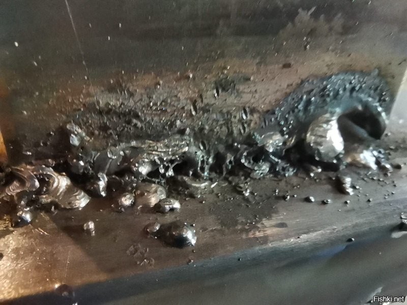 Если вы не сварщик, то не зарекайтесь... =) Варили тут явно обычной дуговой, а не полуавтоматом. Я когда впервые взял электроды в руки, у меня вышло вот так