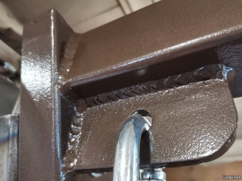 Но в прошлом году купил полуавтомат. Сейчас швы выглядят гораздо лучше. Электродами так и не научился варить, вернее научился, но по мне так это капец как сложно, проволокой куда комфортнее работать.