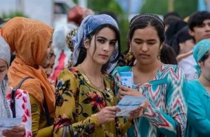 Хиджаб - изначально арабская форма одежды, которую зачем-то тащат везде, прикрываясь религией. Не имеет он отношения к религии. Женщина может голову прикрыть любым другим способом.
Можно так. И всё это будет в нормах ислама. Зачем 1 в 1 копировать именно арабскую одежду?