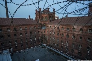 Вот самая классная идея: наши старые Кресты под отель переделать. И не обязательно звёздный - чем дешевле, тем лучше. Отбою от иностранцев не будет. Да и наши любители экзотики с удовольствием подтянутся.