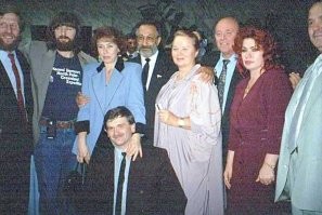 Название в публикации заменили модераторы. Согласен с Вами!
Легендарный человек.
Будем помнить

Фото: Коллективная фотография в преддверии экспедиции "Антарктида и человек", 1995г.