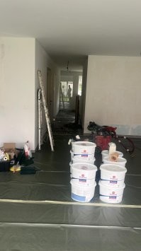 Да нет это когда проект был , я так образно фотку кинул , сейчас все пленкой заклеено , трава еще мелкая не подросла и живой забор чувствую года 2 будет рости . Сейчас пока так .  Просто захотел здесь дом потому что достали все эти апартаменты и как в шутке пид сверху пид сбоку пид снизу и тут ты один из них нормальный :) теперь 3 этажа своих и пускай хоть что делают , дочке вообще нравиться в саду сидеть с компом , я уже и садовую мебель купил на прошлой неделе и собрал ее . Вчера рабочие новые фотки скинули так там уже окраска на первый слой прошла но будут делать на как договаривались . Мангал еще 2 месяца назад купил стоит там в подвале :) уже хочу опробовать :)