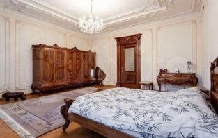 Что бы у меня Путин над кроватью весел да ни дай бог у меня потом стоять не будет . А здесь кстати даже очень красиво если носорога убрать , там одного дуба хрен знает на сколько тысяч евро .