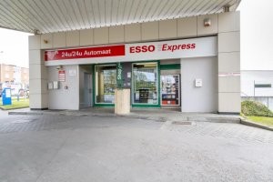 Очень давно у нас в Фландрии стоял вот такой автомат на заправке ,  полностью роботезированный , продавал все начиная от хамдонов и сигарет кончая пивом , пиццей , сейчас не знаю стоит еще или нет .