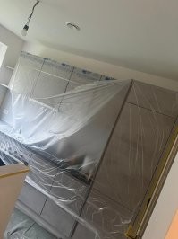 Да нет это когда проект был , я так образно фотку кинул , сейчас все пленкой заклеено , трава еще мелкая не подросла и живой забор чувствую года 2 будет рости . Сейчас пока так .  Просто захотел здесь дом потому что достали все эти апартаменты и как в шутке пид сверху пид сбоку пид снизу и тут ты один из них нормальный :) теперь 3 этажа своих и пускай хоть что делают , дочке вообще нравиться в саду сидеть с компом , я уже и садовую мебель купил на прошлой неделе и собрал ее . Вчера рабочие новые фотки скинули так там уже окраска на первый слой прошла но будут делать на как договаривались . Мангал еще 2 месяца назад купил стоит там в подвале :) уже хочу опробовать :)