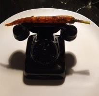 Печёную морковь приносят на дисковом телефоне. Не спрашивайте зачем.