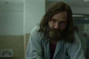 Damon Herriman в роли Charles Manson в сериале "Охотник за разумом". А еще сыграл его же в фильме "Однажды в... Голливуде".