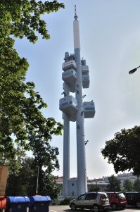 Младенцы (автор – Давид Черни), ползущие по зданию телецентра (он же АК-47) в Праге.