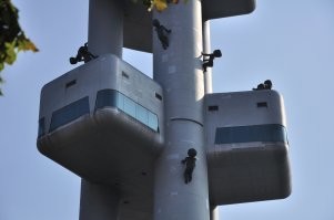 Младенцы (автор – Давид Черни), ползущие по зданию телецентра (он же АК-47) в Праге.