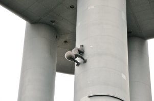 Младенцы (автор – Давид Черни), ползущие по зданию телецентра (он же АК-47) в Праге.