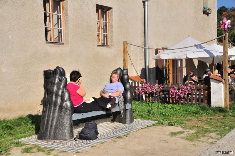 Скульптурные группы в городке Чешский Крумлов. Городок может быть известен по хоррору «Хостел».
