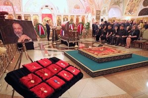 Сегодня (4 июня 2024 г.) я принял участие в церемонии прощания с А.Н. Чилингаровым. Прощание проходило в Преображенской церкви храма Христа Спасителя в Москве. Проститься с легендарным полярником пришли Путин В.В., Володин В.В., Шойгу С.К, Зюганов Г.А., Воробьёв А.Ю., Васильев В.А., Матвиенко В.И., Фетисов В.А., Чуков В.С., Литау Н.А., Инсаров С.Н., Селезнёв П.В., Харлов В.Г., Харитонов Н.М., Зайцев К.А., Манукян А.А., Спириденко И.А. и другие товарищи. Чилингарова с воинскими почестями похоронили на Новодевичьем кладбище. Именем Артура Николаевича Чилингарова будет назван ледокол, озеро и ещё одна года. Именно тем, что он полярник, Артур Чилингаров объяснял свои достижения, отмечая, что "в этом деле невозможно было не проявить смелость, характер". И считал героями всех людей, живущих и работающих в Арктике, - врачей, шофёров, связистов. Ведь жизнь там одинаково экстремальна для всех. Действительно, зачастую обстоятельства попросту вынуждали его совершать героические поступки.

Наставник по арктическим делам, друг и хороший человек, спасибо за всё!