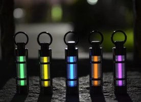 Ну, не обязательно. Те же тритиевые капсулы вполне безопасны, там идёт мягкий бета-распад, даже тонкое стекло изолирует его достаточно хорошо. Но не знаю, можно ли такие капсулы вот так вплавлять в стекло.
