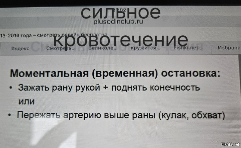 В стрессовой ситуации обычными ножницами если срезать одежду можно еще что нужное попутно отчекрыжить. Зачем двое разных - не знаю. 
Антисептики и прочая Вы вольны положить самостоятельно. Но все же цель аптечки не в том, чтобы рандомный свидетель всем вокруг все царапины обработал. Задача свидетеля только в том, чтобы вызвать спец службы и не дать помереть по возможности пострадавшим. А быстрых убийц в данном случае всего три: сильное кровотечение, остановка дыхания и внешние факторы (пожар, наводнение и тд). Все остальное, включая переломы всего подряд, пусть сильные, но не угрожающие немедленной смертью, раны - забота медиков, а не свидетелей дтп.  
Памятка оказания ПП при ДТП