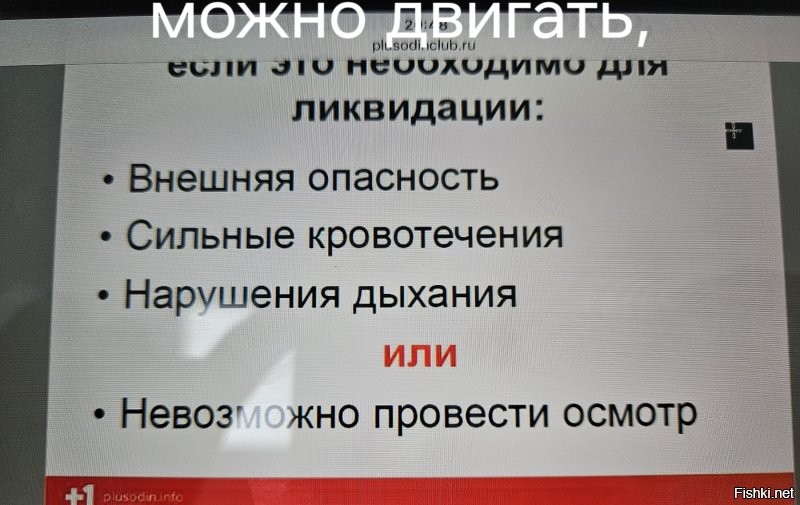 В стрессовой ситуации обычными ножницами если срезать одежду можно еще что нужное попутно отчекрыжить. Зачем двое разных - не знаю. 
Антисептики и прочая Вы вольны положить самостоятельно. Но все же цель аптечки не в том, чтобы рандомный свидетель всем вокруг все царапины обработал. Задача свидетеля только в том, чтобы вызвать спец службы и не дать помереть по возможности пострадавшим. А быстрых убийц в данном случае всего три: сильное кровотечение, остановка дыхания и внешние факторы (пожар, наводнение и тд). Все остальное, включая переломы всего подряд, пусть сильные, но не угрожающие немедленной смертью, раны - забота медиков, а не свидетелей дтп.  
Памятка оказания ПП при ДТП