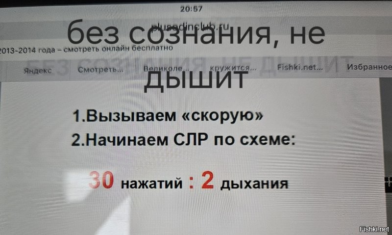 В стрессовой ситуации обычными ножницами если срезать одежду можно еще что нужное попутно отчекрыжить. Зачем двое разных - не знаю. 
Антисептики и прочая Вы вольны положить самостоятельно. Но все же цель аптечки не в том, чтобы рандомный свидетель всем вокруг все царапины обработал. Задача свидетеля только в том, чтобы вызвать спец службы и не дать помереть по возможности пострадавшим. А быстрых убийц в данном случае всего три: сильное кровотечение, остановка дыхания и внешние факторы (пожар, наводнение и тд). Все остальное, включая переломы всего подряд, пусть сильные, но не угрожающие немедленной смертью, раны - забота медиков, а не свидетелей дтп.  
Памятка оказания ПП при ДТП
