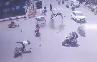 Да, дедушка или гонщик, или у него что-то переклинило!