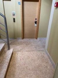 Отель в Синтре и высокая ступенька у кофемашины. Не заметив ступеньку я полетела с неё и с огромной силой ударилась лицом о закрытую дверь напротив. При этом я вылила на себя горячий кофе из двух стаканов, которые держала в руках. Весь свой последующий отпуск в Португалии я провела с опухшим глазом , огромным синяком и обожжённой грудью.