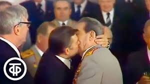 Ващета,наоборот. Это Леонид Ильич очень любил взасос целоваться. По русски,троекратно..
 Это,кстати,вообще традиция российского правительства. .